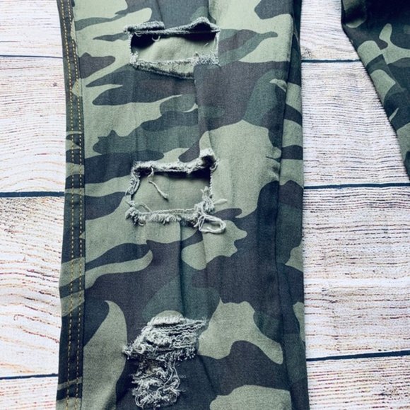 Jvini Camo Curvy-Fit Skinny Printed Camo Jeans - Picture 3 of 8